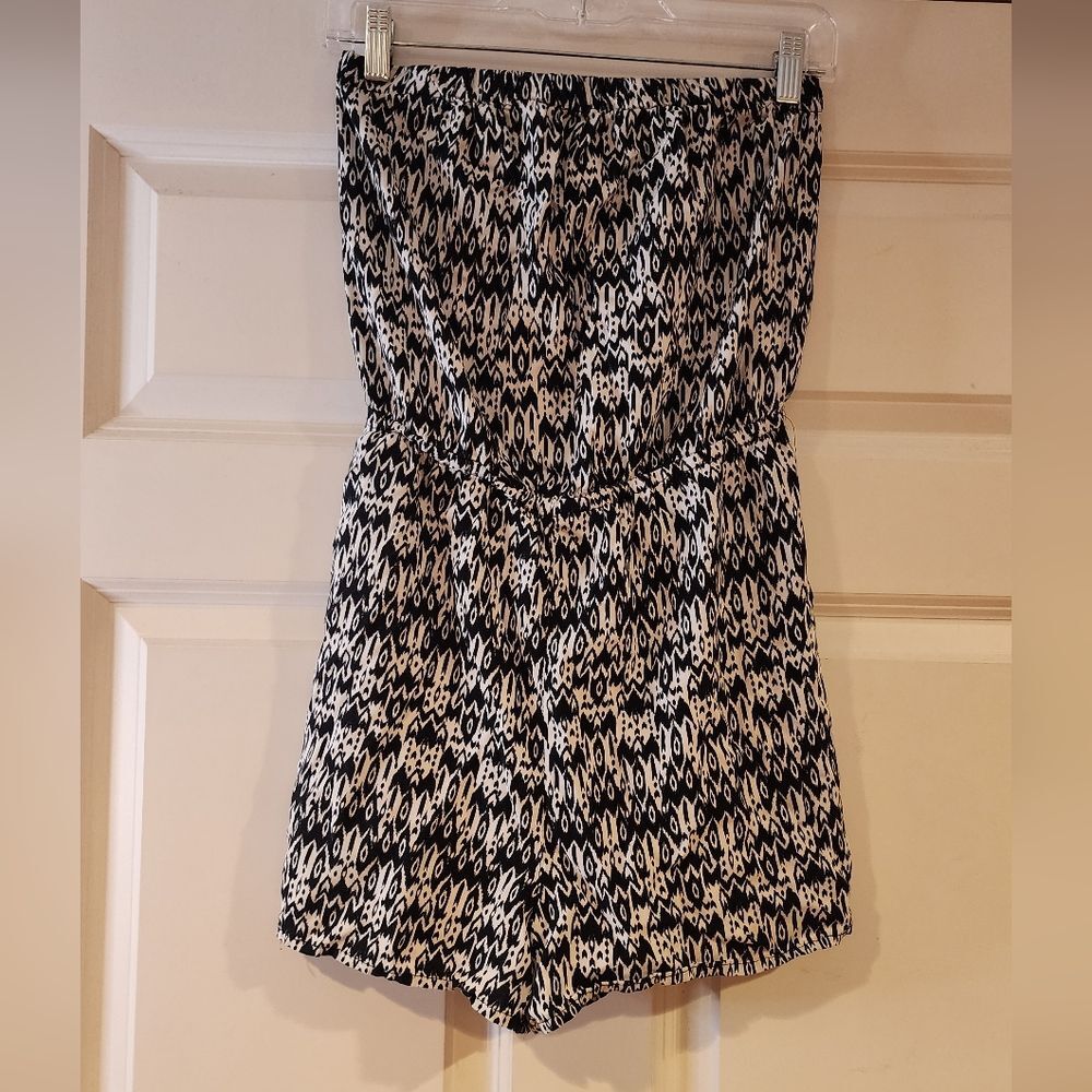 Divided lightweight black and white strapless shorts romper size 10